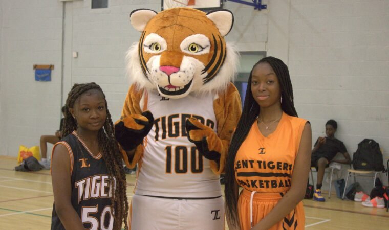 Tee The Tiger pictures with Tigers family